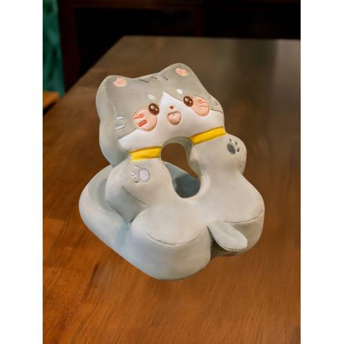 Perna din Spuma pentru Birou si Calatorii, Model Pisica, Umplutura Bumbac, Suport Cap, 30x35x30 cm, Gri Perna din Spuma pentru Birou si Calatorii, Model Pisica, Umplutura Bumbac, Suport Cap, 30x35x30 cm, Gri